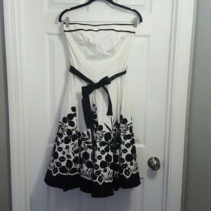 ⬇️Black and white sundress